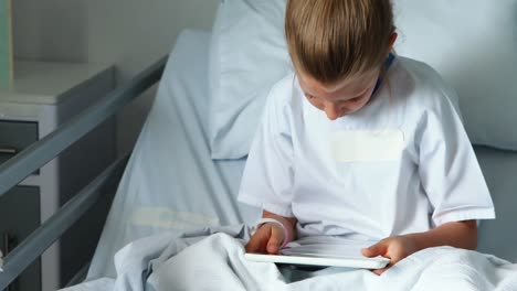 Krankes-Mädchen-Benutzt-Digitales-Tablet-Im-Bett
