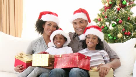 Afroamerikanische-Familie-Mit-Weihnachtsgeschenken-Auf-Dem-Sofa