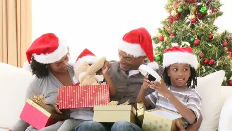 Panorama-Einer-Afroamerikanischen-Familie-Mit-Weihnachtsgeschenken-Auf-Dem-Sofa