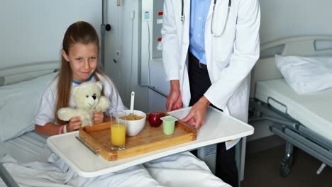 Arzt-Serviert-Einem-Kranken-Mädchen-Essen