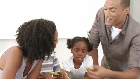 Afroamerikanische-Eltern-Und-Kinder-Essen-Süßwaren-In-Der-Küche