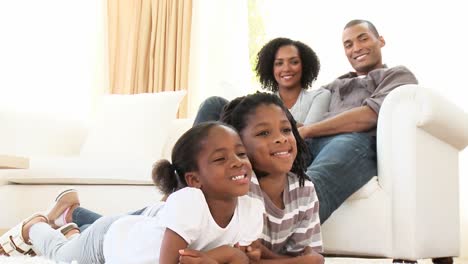 Afroamerikanische-Kinder-Schauen-Sich-Mit-Ihren-Eltern-Im-Wohnzimmer-Einen-Film-An
