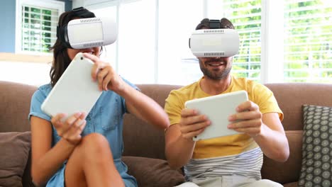 Paar-Nutzt-Virtual-Reality-Headset-Im-Wohnzimmer