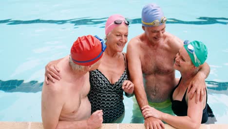 Porträt-Von-Senioren,-Die-Im-Schwimmbad-Interagieren
