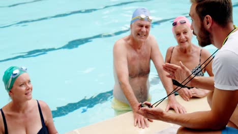 Schwimmtrainer-Interagiert-Mit-Senioren