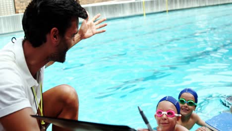 Trainer-Gibt-Seinen-Schülern-Schwimmunterricht