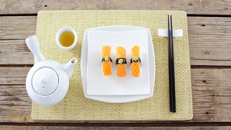 Sushi-Im-Tablett-Mit-Tee-In-Der-Tasse
