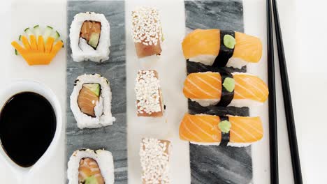 Verschiedene-Sushi-Sets,-Serviert-Auf-Grauem-Steinschiefer