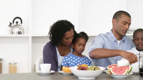 Panorama-De-Una-Familia-Afroamericana-Comiendo-Ensalada-Y-Fruta-En-La-Cocina