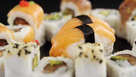 Verschiedene-Sushi-Auf-Schwarzem-Hintergrund
