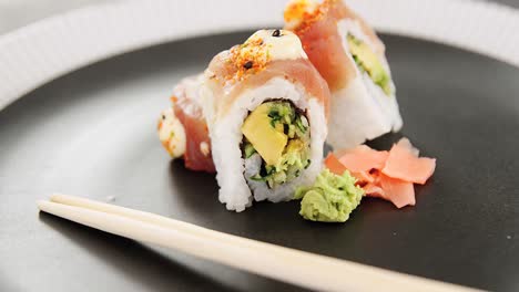 Sushi-Serviert-Auf-Einem-Teller-Mit-Stäbchen