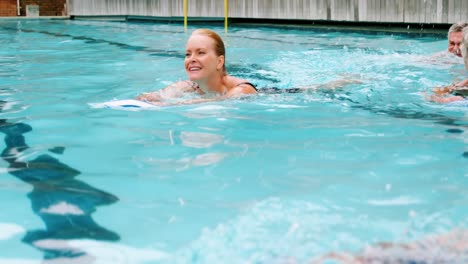 Senioren-Schwimmen-Im-Pool-Mit-Aufblasbaren-Schläuchen