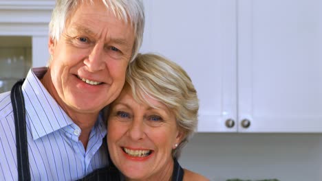 Lächelndes-älteres-Paar,-Das-In-Der-Küche-Miteinander-Interagiert