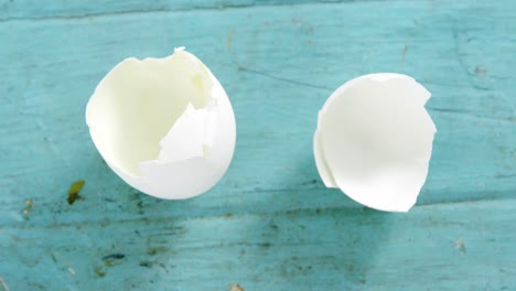 Broken-white-Easter-egg-on-wooden-surface