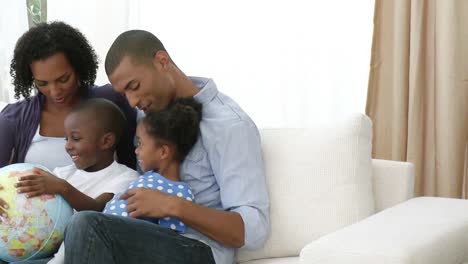 Panorama-Einer-Afroamerikanischen-Jungen-Familie,-Die-Einen-Erdglobus-Hält