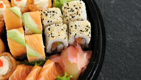 Verschiedene-Sushi-Rollen-In-Einer-Platte