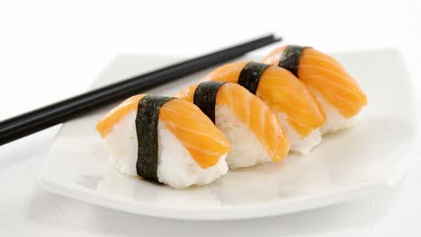 Sushi-Serviert-Auf-Einem-Teller-Mit-Stäbchen