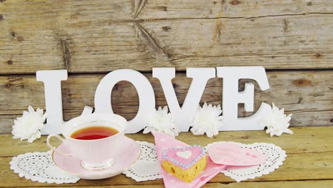 Kekse,-Tee,-Blumen-Und-Eine-Glückwunschkarte-Zum-Muttertag-Mit-Liebestext