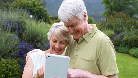 Älteres-Paar-Nutzt-Digitales-Tablet-Im-Garten