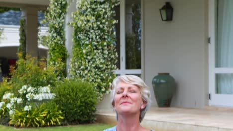 Ältere-Frau-Macht-Yoga-Im-Garten