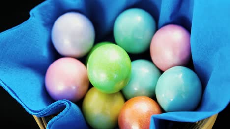 Huevos-De-Pascua-De-Chocolate-Pintados-En-Servilleta