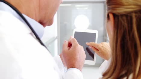 Doctors-using-digital-tablet