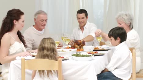Eltern,-Kinder-Und-Großeltern-Essen-Zu-Hause-Zu-Abend