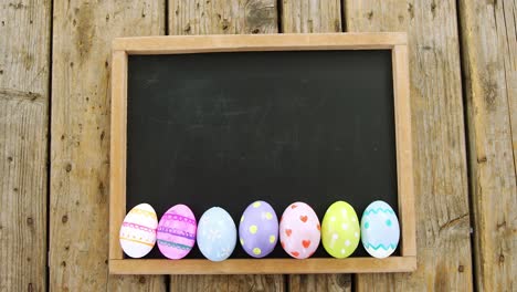 Huevos-De-Pascua-Pintados-Sobre-Pizarra