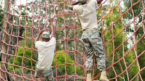 Soldado-Militar-Subiendo-La-Cuerda-Durante-La-Carrera-De-Obstáculos