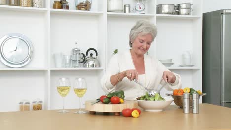Glückliches-älteres-Paar,-Das-In-Der-Küche-Einen-Salat-Zubereitet