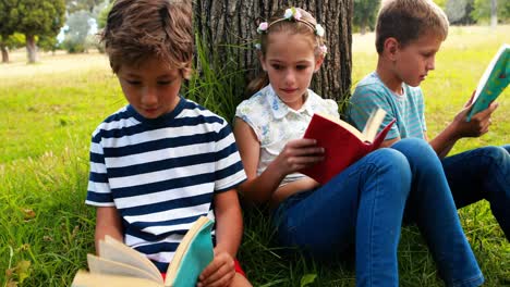 Kids-reading-books-in-park