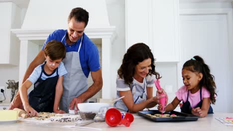 Familia-Feliz-Preparando-Galletas-En-La-Cocina