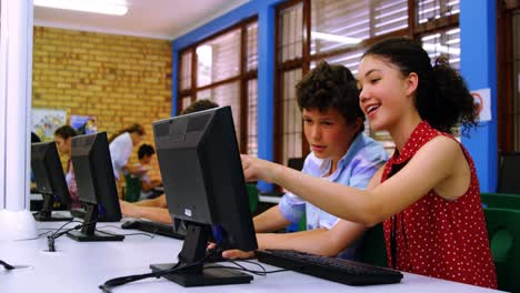 Estudiantes-Interactuando-Entre-Sí-Mientras-Usan-La-Computadora