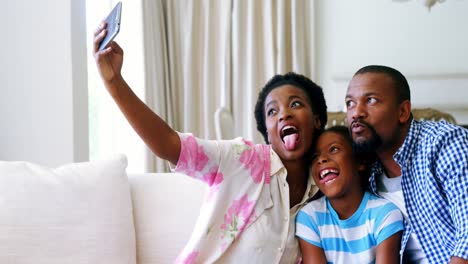 Familie-Macht-Selfie-Mit-Dem-Handy-Im-Wohnzimmer