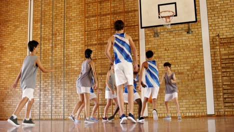 Schulkinder-Spielen-Basketball