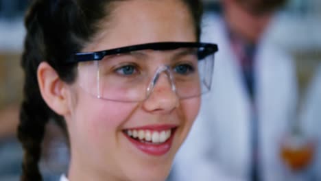 Lächelndes-Schulmädchen,-Das-Ein-Chemisches-Experiment-Im-Labor-Durchführt
