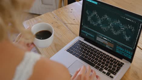 Frau-Mit-Kaffeetasse-Betrachtet-DNA-Modell-Auf-Laptop