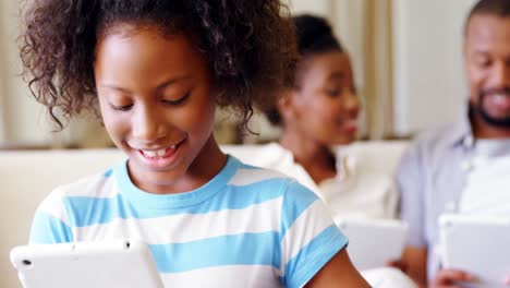 Eltern-Und-Tochter-Nutzen-Digitales-Tablet-Im-Wohnzimmer