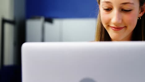 Schüler-Benutzen-Laptop-Im-Klassenzimmer