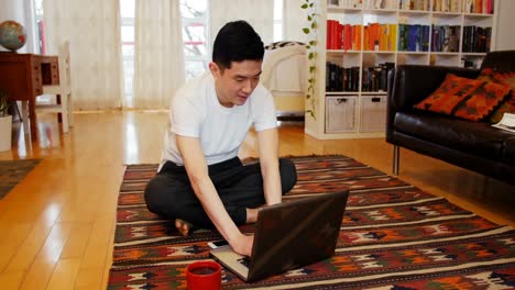Hombre-Usando-Laptop-En-La-Sala-De-Estar