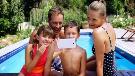 Glückliche-Familie,-Die-Selfie-Vom-Mobiltelefon-Macht