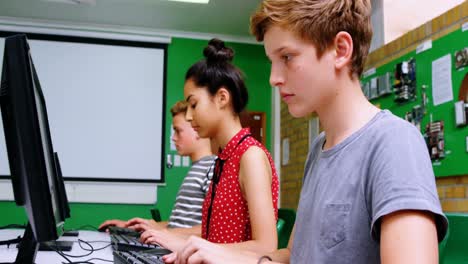Estudiantes-Que-Estudian-En-La-Computadora-En-El-Aula