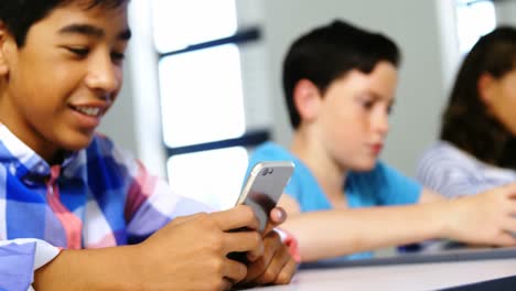 Estudiantes-Que-Utilizan-Tabletas-Digitales-Y-Teléfonos-Móviles-En-El-Aula.