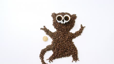Kaffeebohnen-Und-Tassen-Bilden-Einen-Affen-Mit-Keksen
