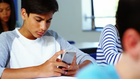 Student-Benutzt-Mobiltelefon-Im-Klassenzimmer