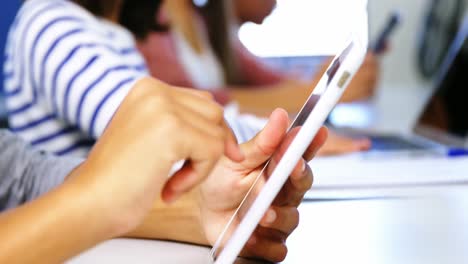Estudiante-Usando-Tableta-Digital-En-El-Aula