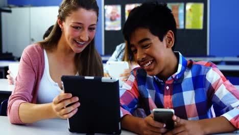 Estudiantes-Que-Utilizan-Tabletas-Digitales-Y-Teléfonos-Móviles-En-El-Aula.