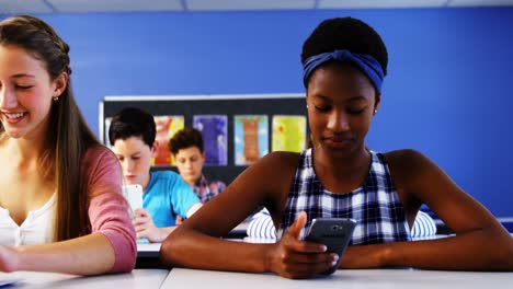 Schüler-Nutzen-Laptop-Und-Mobiltelefon-Im-Klassenzimmer