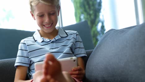 Junge-Benutzt-Digitales-Tablet-Im-Wohnzimmer