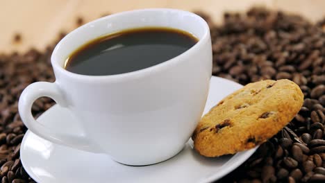 Kaffee-Mit-Keksen-Auf-Gerösteten-Bohnen